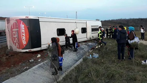 Son dakika: Kuzey Marmara Otoyolunda otobüs devrildi-4