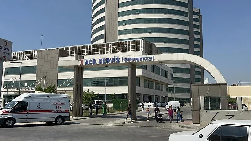 Durumu ağır olan 5 kişi Tarsus Devlet Hastanesi'nden Mersin Şehir Hastanesi'ne sevk edildi. (İHA)