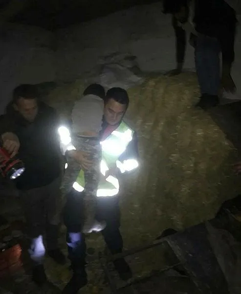Manisa'da 4 saatlik bekleyişin ardından sevinç çıktı! Kaybolan çocuk samanlıkta bulundu-1