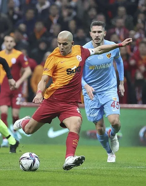 emre-belozoglu-devreye-girdi-super-ligde-sofiane-feghouli-harekati-1650479034031.jpeg Emre Belözoğlu devreye girdi! Süper Lig'de Sofiane Feghouli harekatı...-1