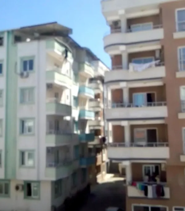 5-kattan-atlayip-hayatini-kaybeden-kadinin-dusme-ani-kamerada-1620803049800.jpg