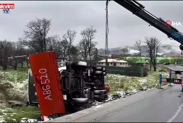 Eyüpsultan'da kar küreme aracı devrildi!