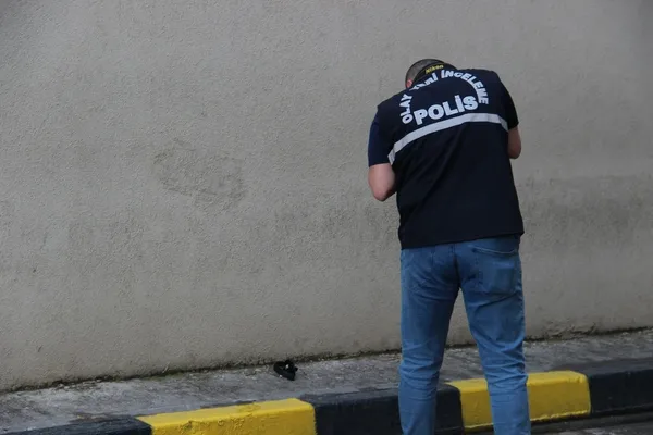 avmnin-terasina-cikan-genc-kiz-intihar-etti-agir-yarali-1623513031644.jpg AVM'nin terasına çıkan genç kız intihar etti! Ağır yaralı...-4