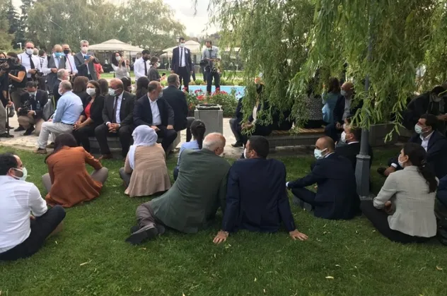 HDP'liler yeni yasama yılı açılış törenine katılmayıp TBMM bahçesinde eylem yaptı