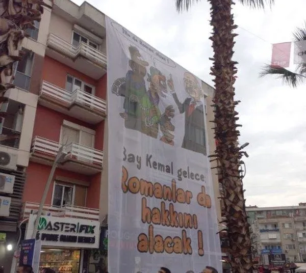 chpnin-izmir-menemendeki-mitinginde-romanlari-asagilayan-skandal-pankart-ak-partiden-cok-sert-tepki-1683249934988.jpeg