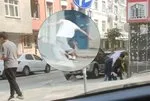 Sultangazi’de dehşet anları | Vicdansız evlat annesini sokak ortasında tekme ve yumruklarla darbetti