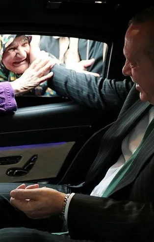 Başkan Erdoğan ile yaşlı teyzenin gülümseten sohbeti