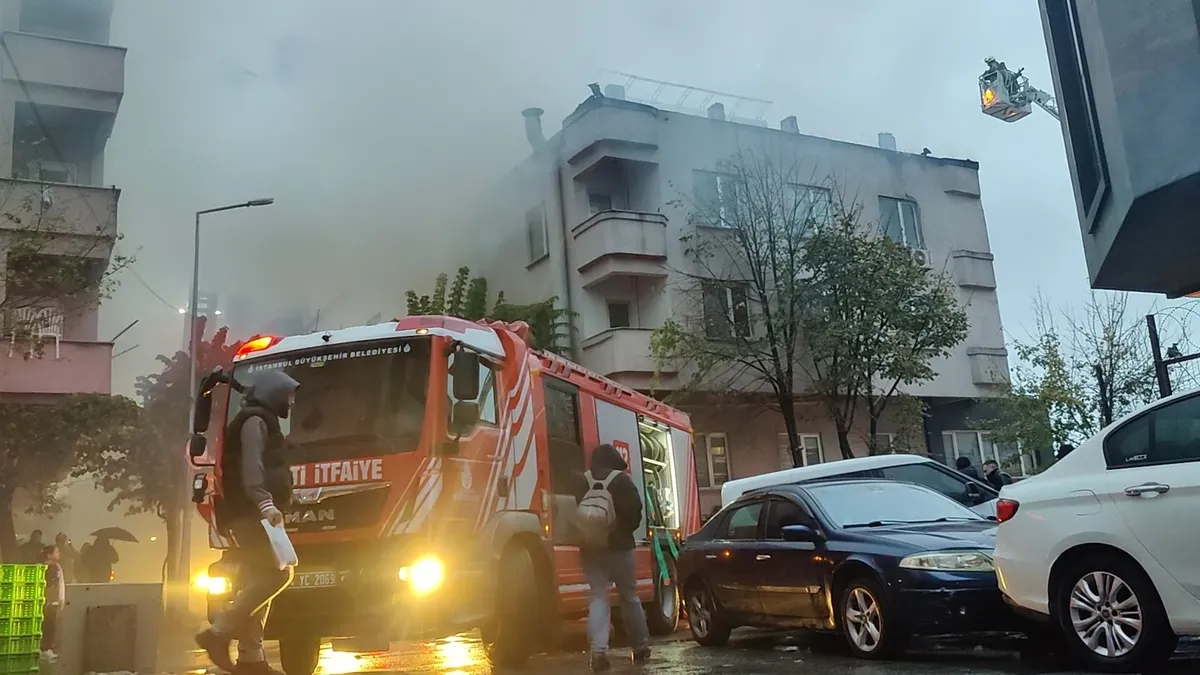Küçükçekmece'de tekstil atölyesinin çatısında başlayan yangın yan binaya sıçradı! İtfaiye alevleri söndürdü