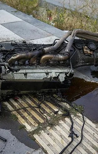 Hurdaya dönen otomobilden burnu bile kanamadan çıktı