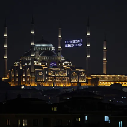 Kadir Gecesi’nde yüzlerce kişi saf tuttu