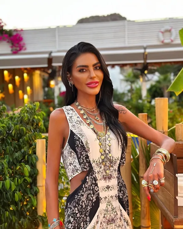 sureyya-yalcina-kalan-16-milyar-dolarlik-mirasa-ne-oldu-ilk-kez-konustu-sosyete-dunyasi-bu-olayla-calkalaniyor-1698734276429.jpg Süreyya Yalçın’a kalan 1.6 milyar dolarlık mirasa ne oldu? İlk kez konuştu! Sosyete dünyası bu olayla çalkalanıyor...-8