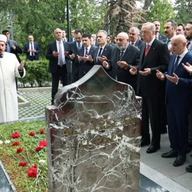 Başkan Erdoğan’dan Türkeş’in kabrine ziyaret!