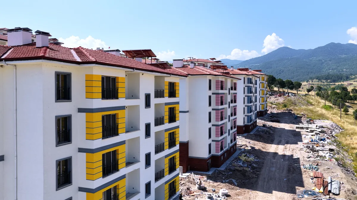 1781774457972.jpg Sındırgı afet konutları hızla tamamlanıyor! Bakan Kurum: Yeni yuvaları çok yakında teslim edeceğiz-3