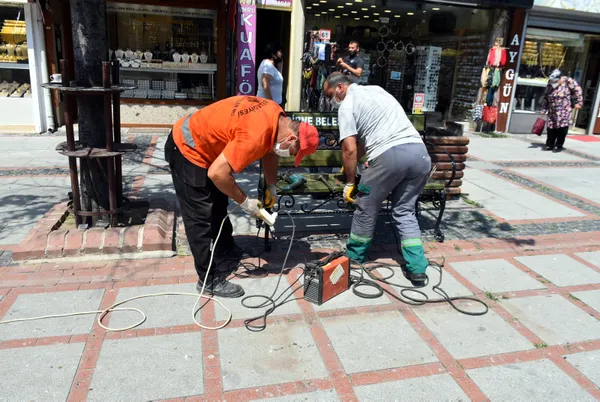 en-az-vaka-gorulen-illerden-olan-edirnede-banklar-yeniden-yerlerine-konuldu-1624450988168.jpg En az vaka görülen illerden olan Edirne'de banklar yeniden yerlerine konuldu-7