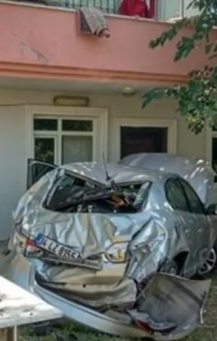 Beylikdüzü'nde korkunç kaza! 3 katlı evin bahçesine uçtu