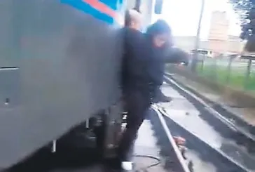 Tramvay raydan çıktı! Vatandaş İstanbul Büyükşehir Belediyesi'ne isyan etti!