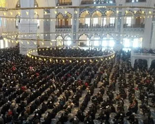 Karamollaoğlunun dolmaz dediği Çamlıca Camiine cuma namazı için akın edildi
