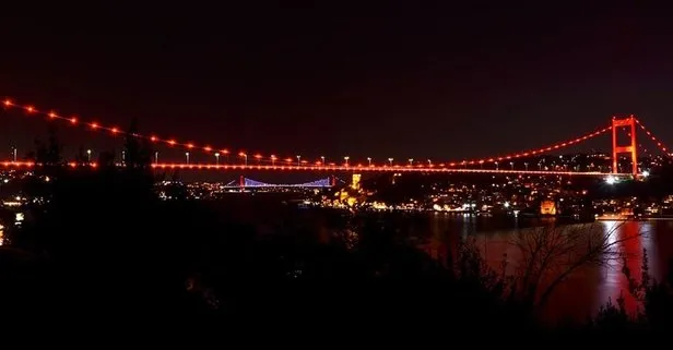 İstanbul’da köprüler DMD hastalığı farkındalığı için kırmızı renkle aydınlatıldı