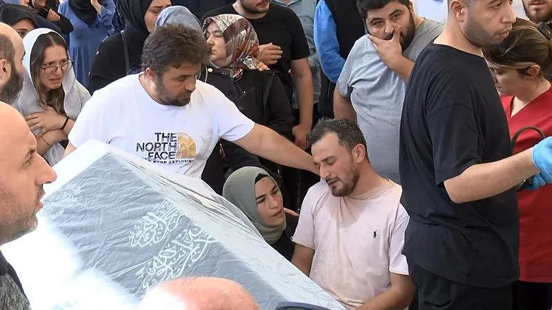 Semih Çelik tarafından öldürülen İkbal Uzuner son yolculuğuna uğurlandı. Cenaze sırasında İkbal'in yakınlarının ayakta durmakta güçlük çektiği görüldü. (DHA)