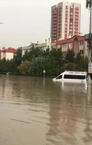Ankara'da sağanak yağış... Sokaklar göle döndü