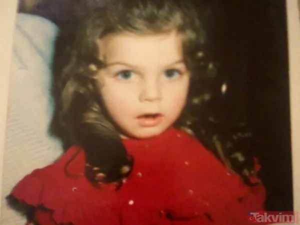 Küçük Yaşta Kamera Karşısına Geçmiş Bu Sevimli Kızı Tanıyabildiniz Mi? Dalgalı Saçları Ve O Anlamlı Bakışları Tanıdık Geliyor Olabilir.