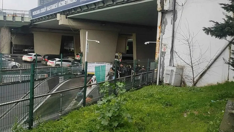 1708107708640.jpeg M2 Yenikapı-Hacıosman Metro Hattı Gayrettepe istasyonunda kan donduran olay! Yürüyen merdiven can aldı-4