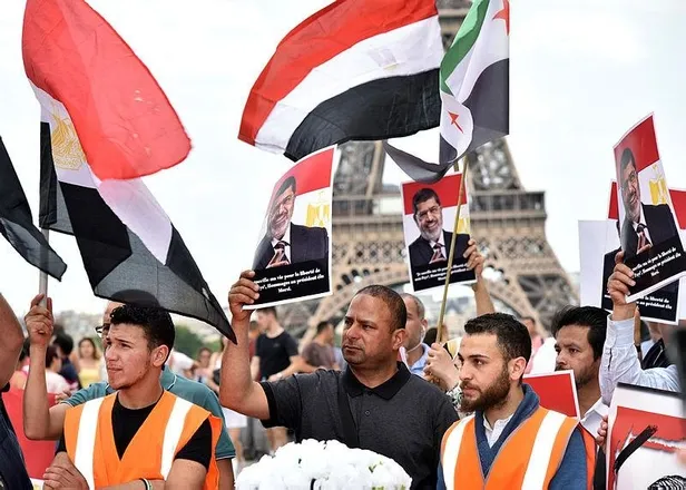 Fransa'nın başkenti Paris'te "Muhammed Mursi" gösterisi
