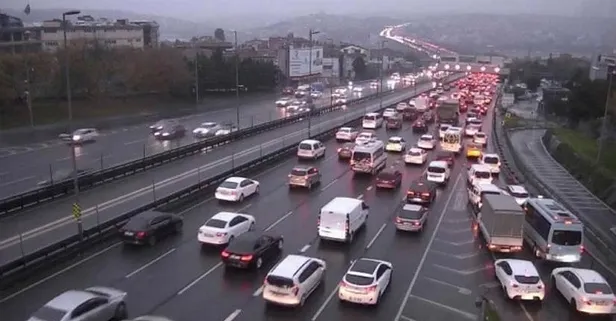 Son dakika: İstanbul'da trafik yağmurun da etkisiyle durma noktasına geldi