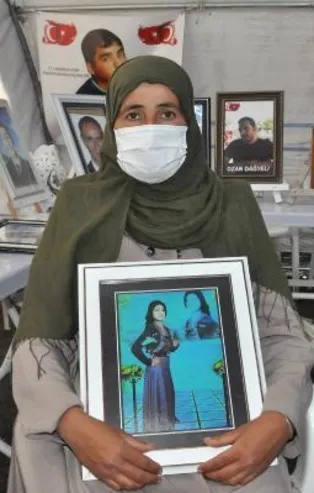 Kızı dağa kaçırılan Suriyeli anne HDP binasından yaka paça dışarı atıldı!