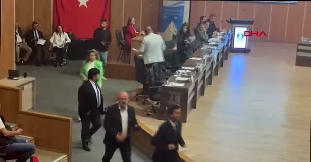 Bodrum'da söz hakkı verilmeyen AK Parti üyeleri belediye meclisini terk etti
