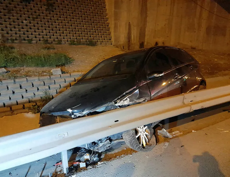 TEM feci kaza! Araç su tahliye kanalına girdi