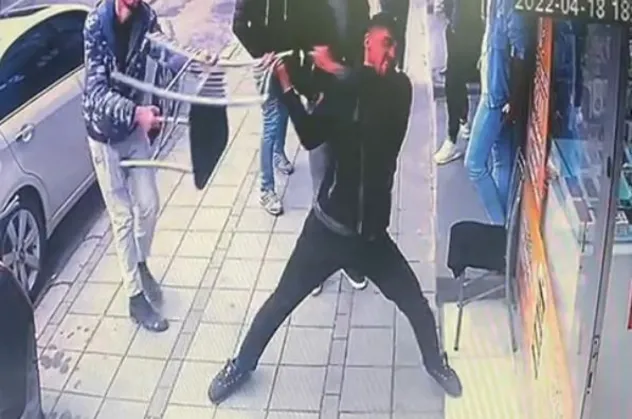 Sıfır telefonu beğenmedi ortalık karıştı! Sopa ve sandalyeler havada uçuştu