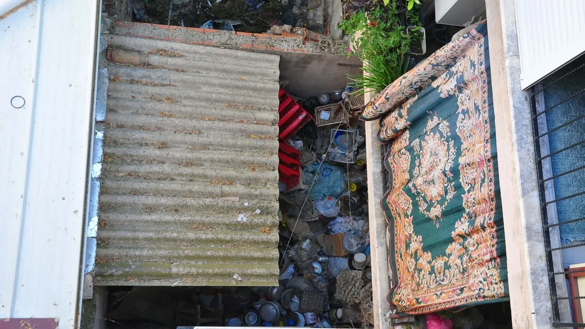 Manisa'da 10 yıldır çöp ev kabusu: Maskesiz gezemiyorlar