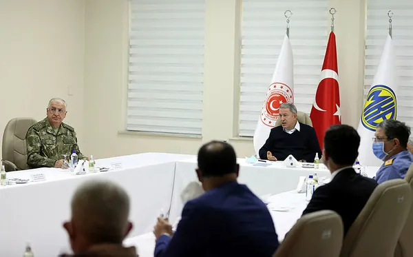 milli-savunma-bakani-hulusi-akar-ve-tsknin-komuta-kademesi-mke-muhimmat-fabrikasinda-gururla-izliyoruz-1638524199406.jpg Milli Savunma Bakanı Hulusi Akar ve TSK'nın komuta kademesi MKE Mühimmat Fabrikası'nda: Gururla izliyoruz-7