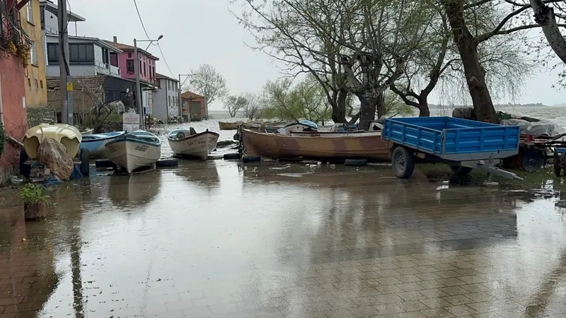 turkiyenin-kucuk-venediki-sular-altinda-sehirde-evler-yaliya-donustu-1775219941279.jpg Türkiye’nin küçük Venedik’i sular altında: Şehirde evler yalıya dönüştü-5