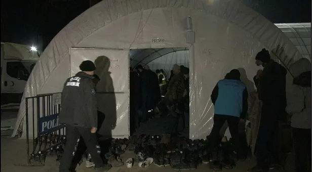 mirac-kandilinde-eller-semaya-depremzedeler-icin-acildi-1676664351968.jpeg Deprem bölgesinde Miraç Kandili! Çadır mescitlerde eller semaya açıldı-3