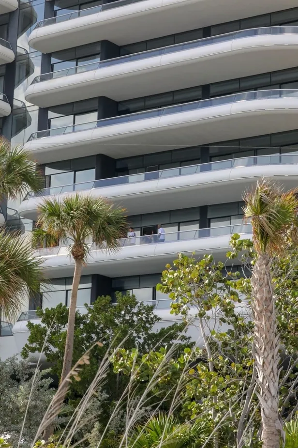 Kanye West'ten Kim Kardashian'a 14 milyon dolarlık ev hediyesi! Sevinçlerini öpüşerek gösterdiler-2