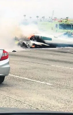 Otoyola uçak düştü