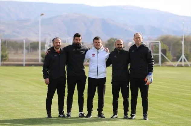 Sivasspor yeni teknik direktörünü açıkladı! Sİvasspor'un yeni teknik direktörü kim oldu?