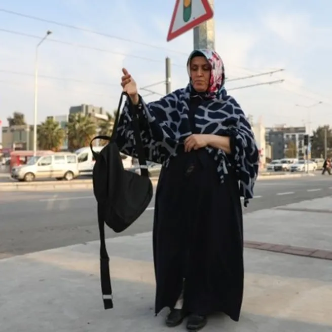 İzmirde 28 Şubat kafası! Başörtülü kadına saldırı: Siz dindar değil misiniz? Çocuk tecavüzcüleri