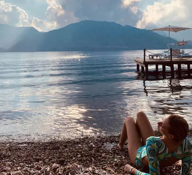 Sinem Kobal ezber bozdu kim der ki 1 çocuk annesi diye! Eşi Kenan İmirzalıoğlu çok şanslı kumsala uzandı sonra da...-8
