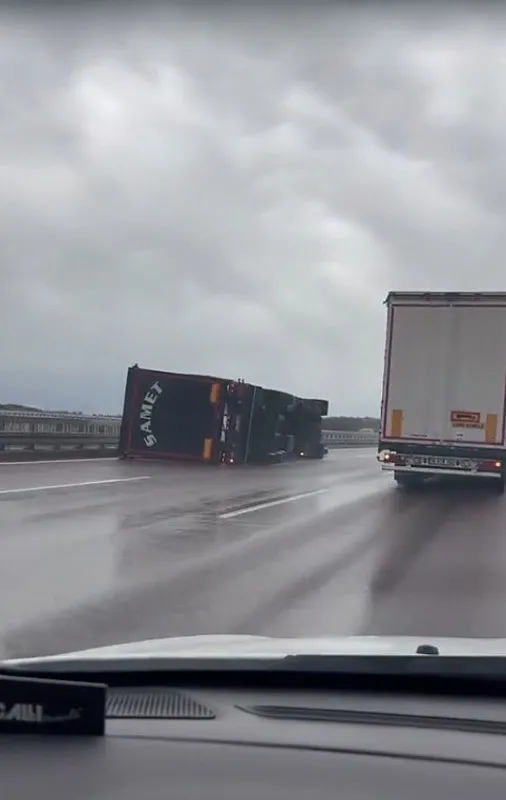 firtina-kuzey-marmarada-tir-devirdi-o-anlar-kamerada-1767880274306.jpeg Fırtına Kuzey Marmara'da tır devirdi: O anlar kamerada-3