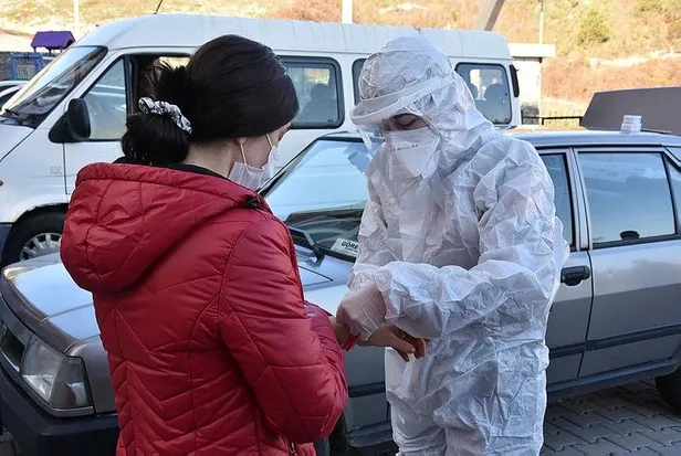 Bartın'da koronavirüse karşı dikkat çeken önlem! Pozitif ve temaslı kişilere yönelik bileklik uygulamasına başlandı-2