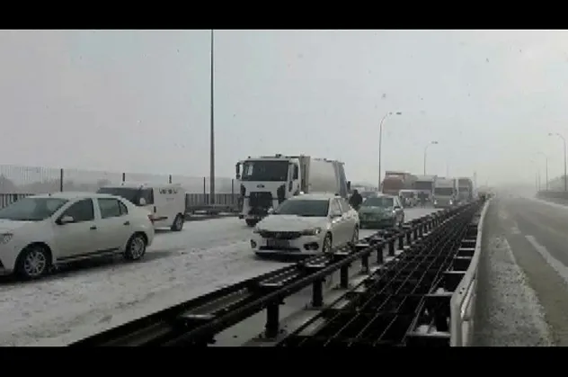 Son dakika: TEM'de kar nedeniyle zincirleme trafik kazası: Yol trafiğe kapandı