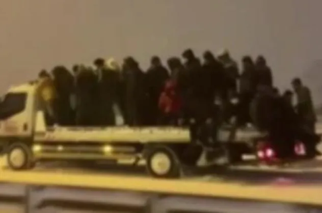 İstanbul'da utandıran görüntüler! Arnavutköy'de yolda kalan vatandaşları çekici taşıdı