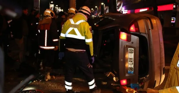 Ankara’da otomobil ağaca ve 2 polis aracına çarpıp devrildi: 4 yaralı
