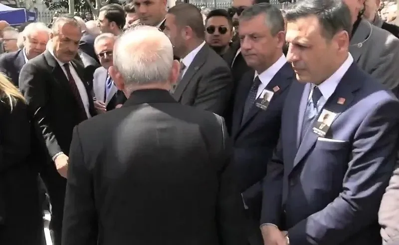 chpde-kurultay-davasi-oncesi-mutlak-bolunme-ozgur-ozel-isim-vermeden-kilicdaroglunu-hedef-aldi-1777991660184.jpeg Kemal Kılıçdaroğlu geçtiğimiz günlerde Özgür Özel'i yok saymıştı