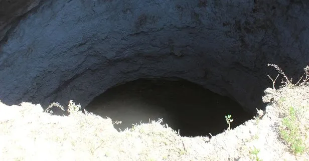 Konya’daki bir tarlada 3 metre çapında 65 metre derinliğinde obruk oluştu! Vatandaş büyük paniğe kapıldı