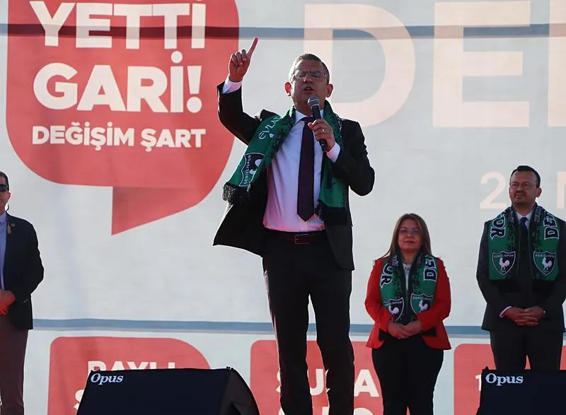 CHP lideri Özgür Özel şimdi de anonsçu oldu! Teşkilatı bile takmadı I Çileden çıktı: Hadi kardeşim sizi mi bekleyeceğiz-2