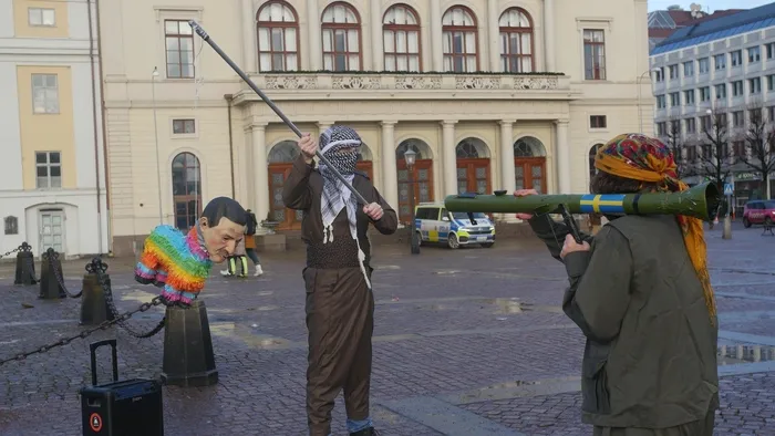 pkknin-avrupadaki-magarasi-isvecten-yeni-skandal-teror-seviciler-baskan-erdogan-ve-devlet-bahcelinin-maketini-1705231854791.jpeg PKK’nın Avrupa’daki mağarası İsveç’ten yeni skandal! Terör seviciler Başkan Erdoğan ve Devlet Bahçeli’nin maketini parçaladı-2